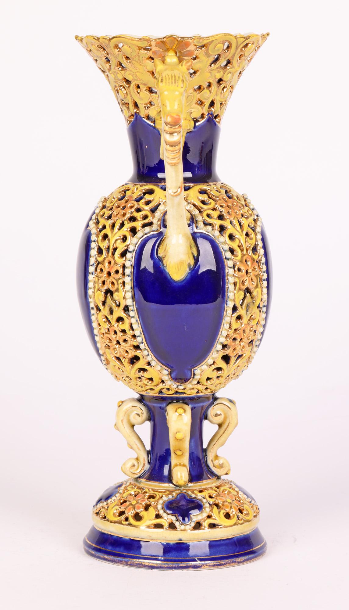 Zsolnay vase hongrois en porcelaine réticulée à motifs floraux avec panneaux bleu cobalt en vente 4