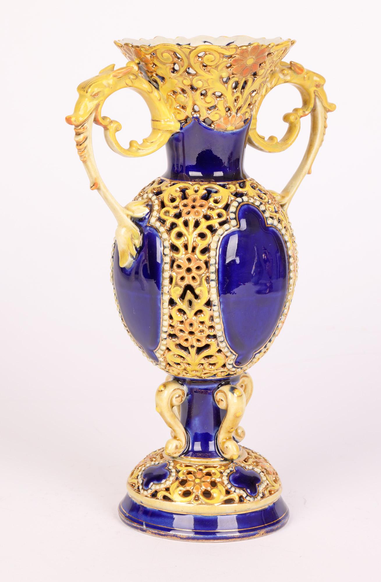 Zsolnay vase hongrois en porcelaine réticulée à motifs floraux avec panneaux bleu cobalt en vente 6