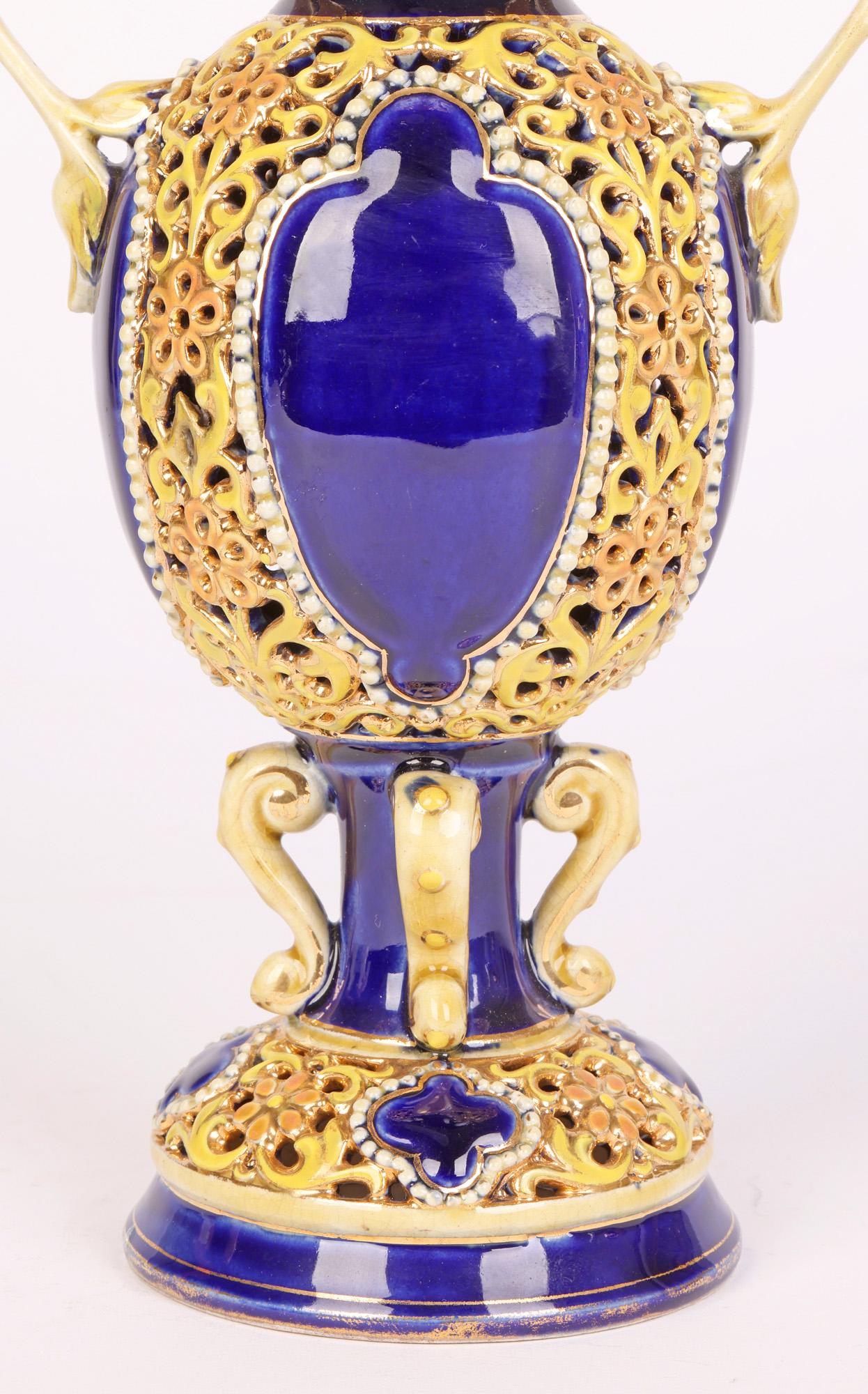 Art nouveau Zsolnay vase hongrois en porcelaine réticulée à motifs floraux avec panneaux bleu cobalt en vente