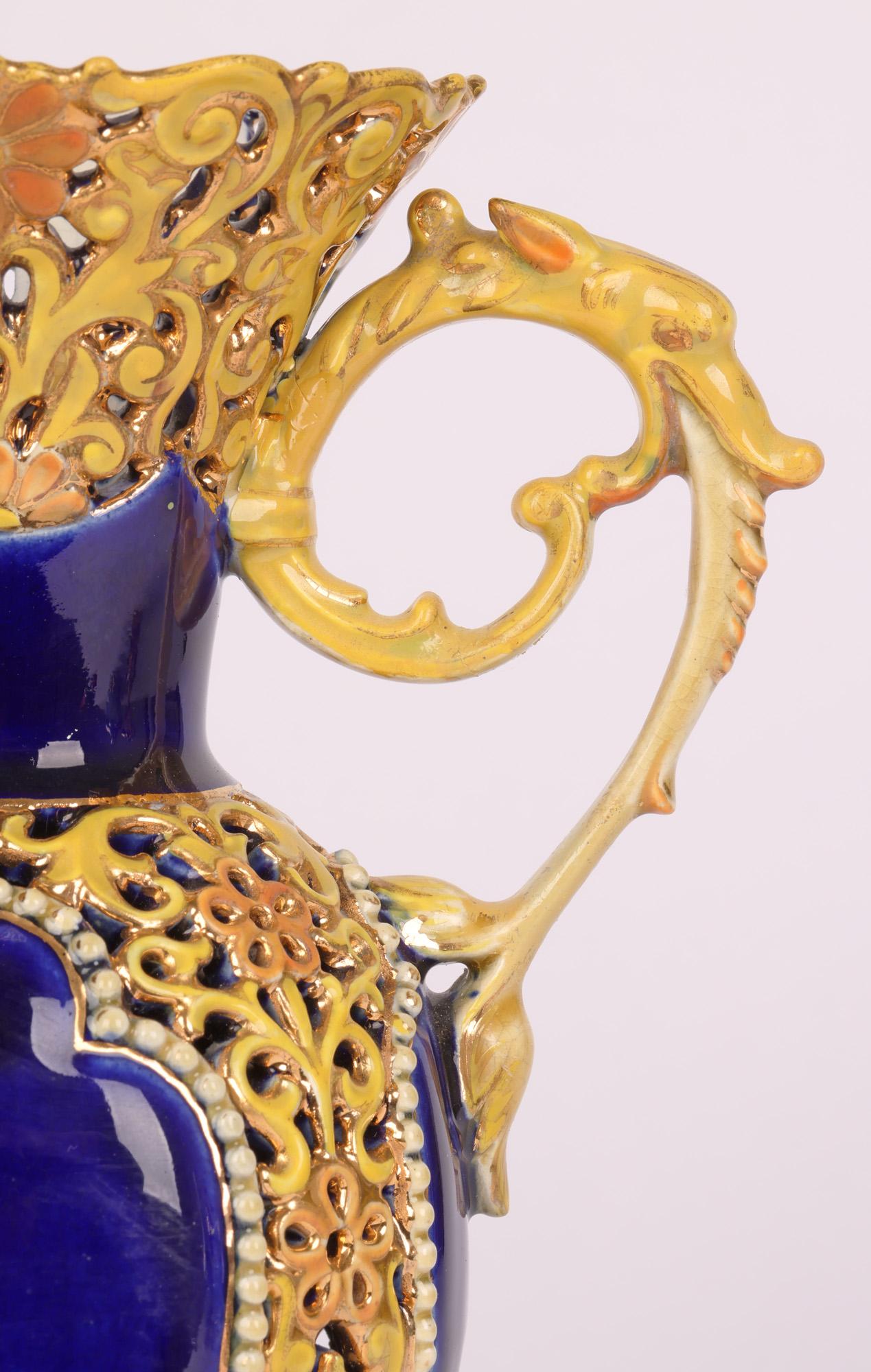 Hongrois Zsolnay vase hongrois en porcelaine réticulée à motifs floraux avec panneaux bleu cobalt en vente