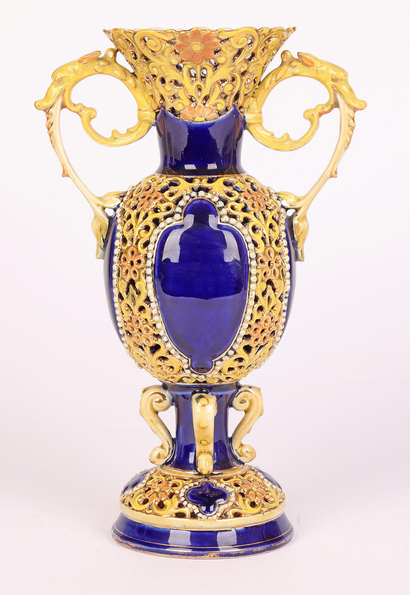 Vernissé Zsolnay vase hongrois en porcelaine réticulée à motifs floraux avec panneaux bleu cobalt en vente