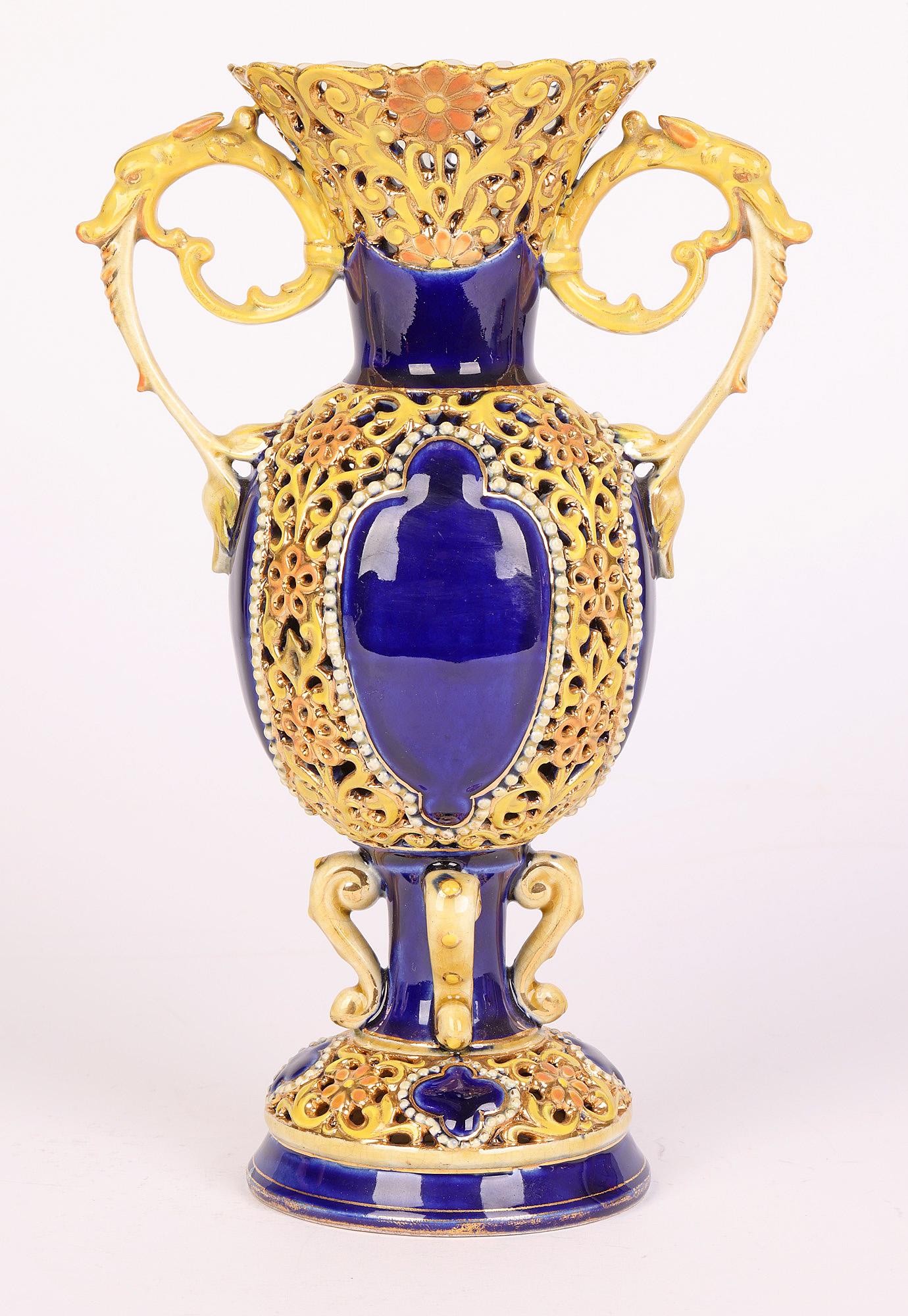 Smaltato Vaso in porcellana reticolato floreale ungherese Zsolnay con pannelli blu cobalto in vendita
