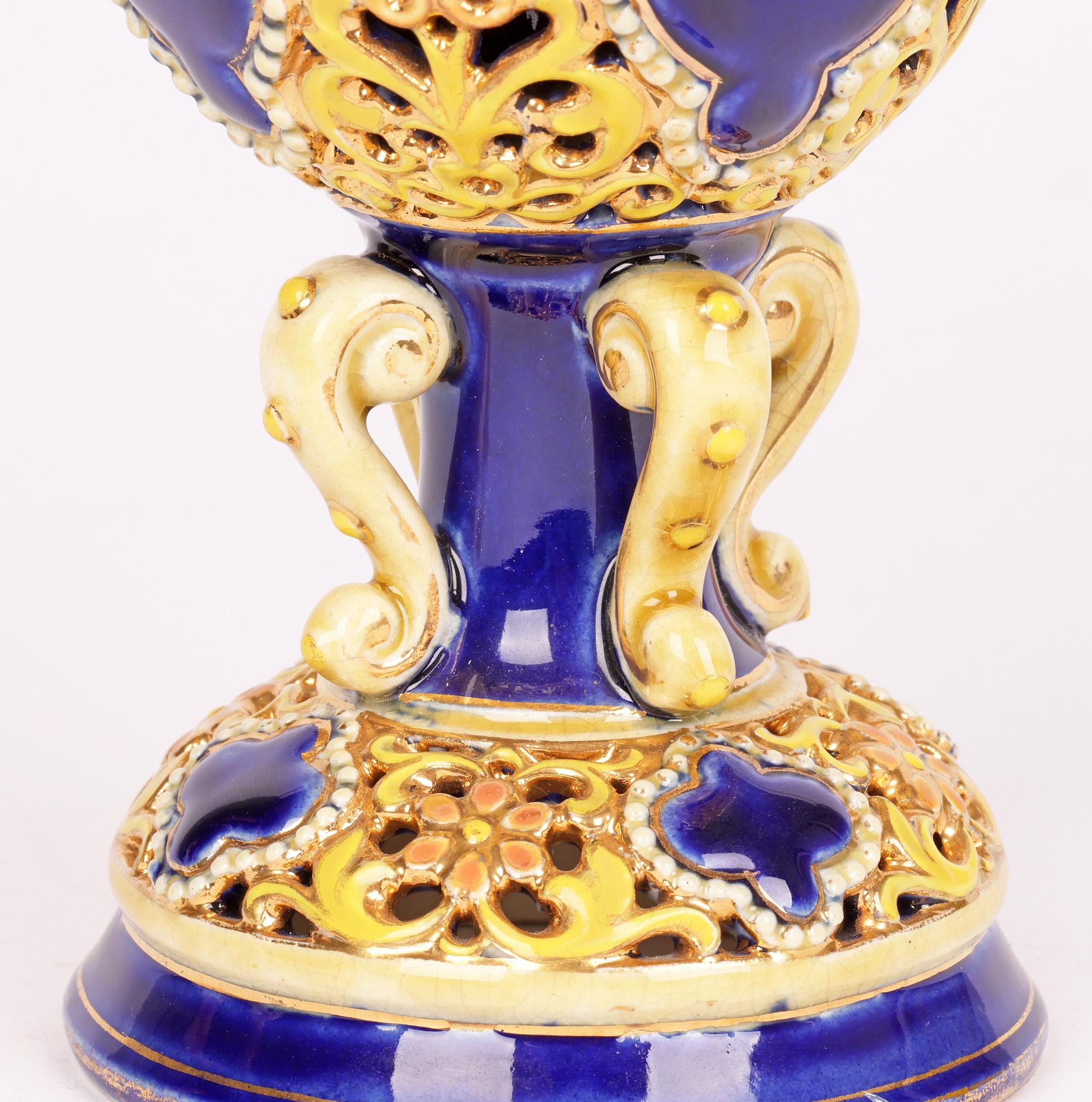 Fin du XIXe siècle Zsolnay vase hongrois en porcelaine réticulée à motifs floraux avec panneaux bleu cobalt en vente