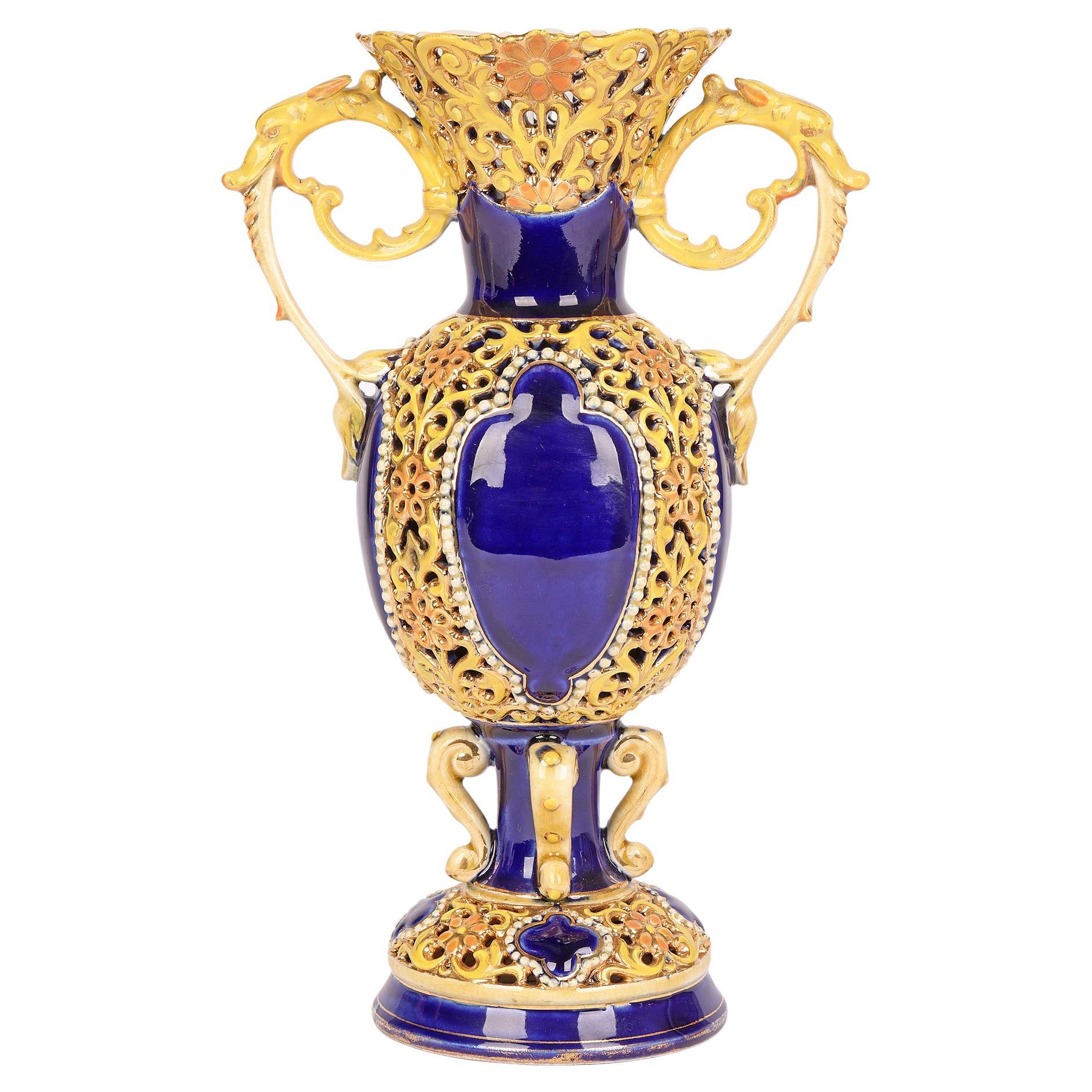 Zsolnay vase hongrois en porcelaine réticulée à motifs floraux avec panneaux bleu cobalt
