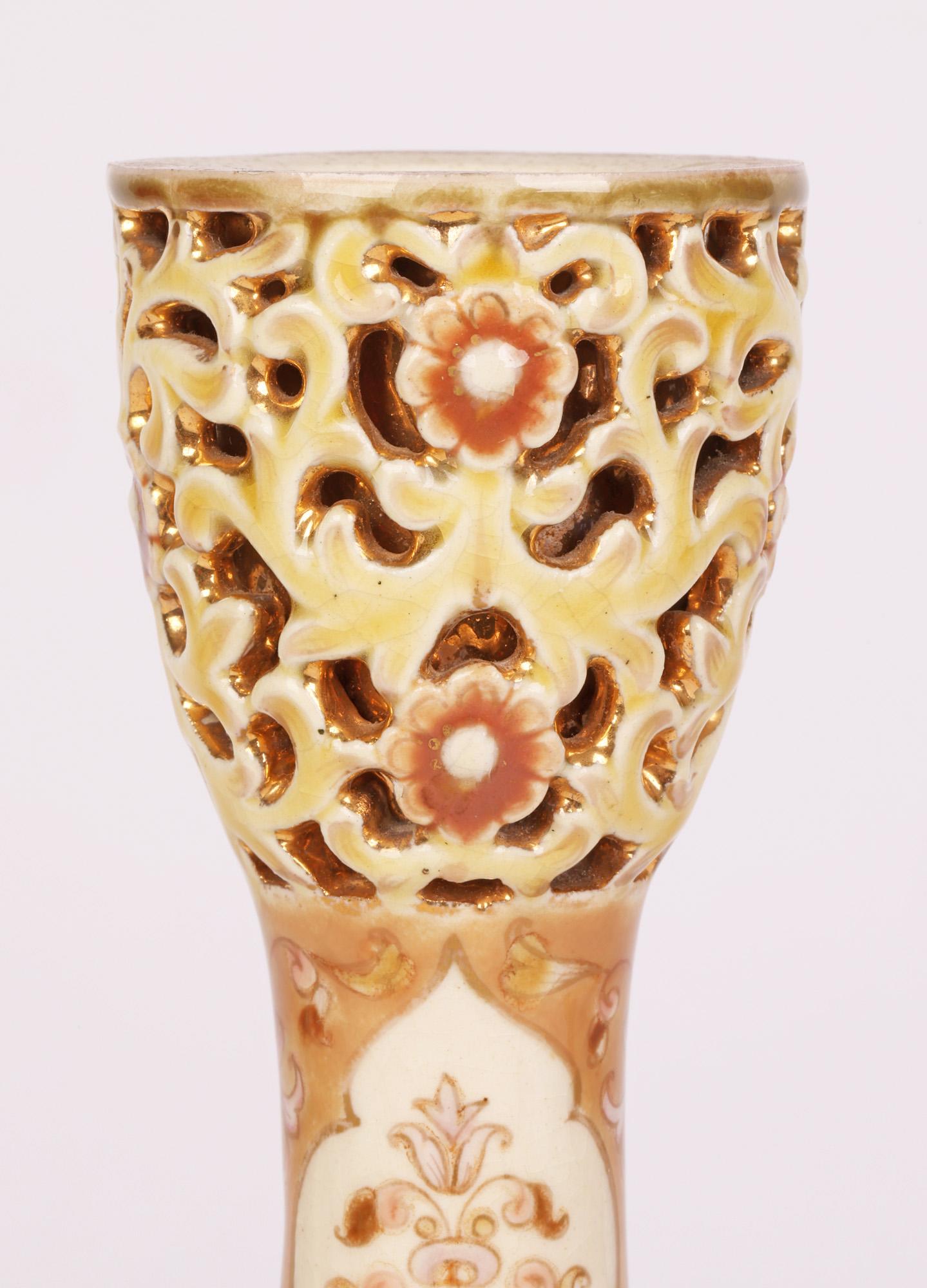 Eine sehr stilvolle und elegante ungarische Porzellanvase, handbemalt mit islamischen Blumenmustern des bekannten Herstellers Zsolnay, aus der Zeit um 1890. Die Vase steht auf einem netzartigen, blütenförmigen Sockel mit rundem, kürbisförmigem