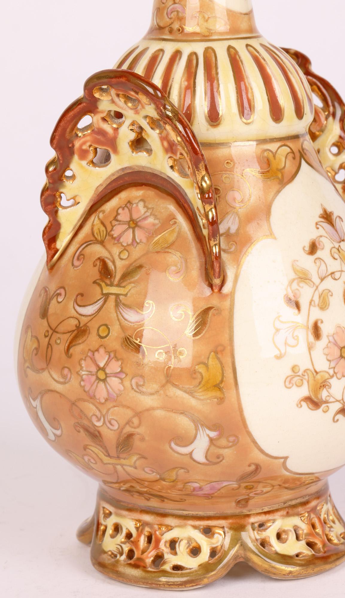 Zsolnay Ungarische floral bemalte Porzellanvase mit islamischer Einfluss von Zsolnay (Art nouveau) im Angebot
