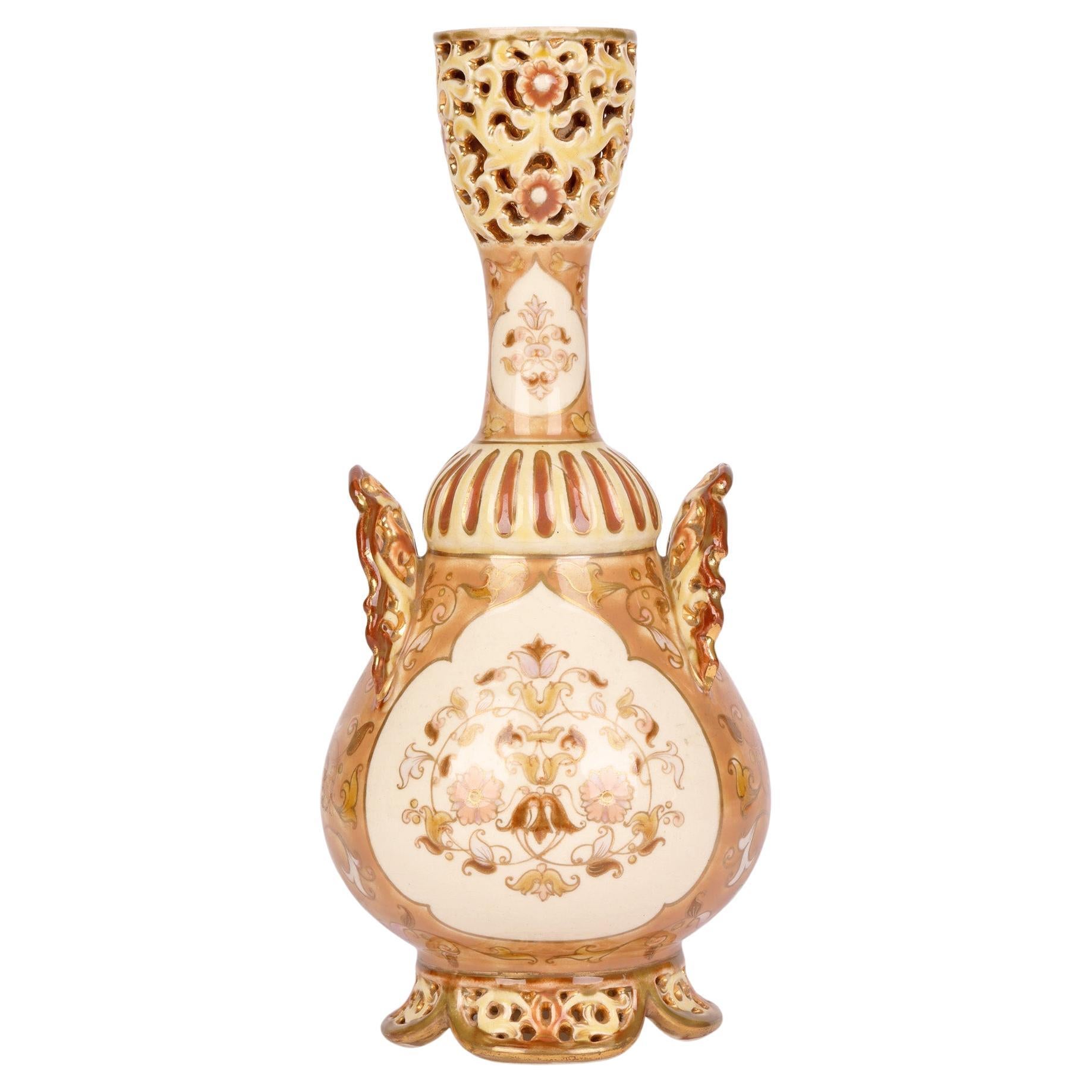 Vase en porcelaine peint à fleurs d'influence islamique hongroise de Zsolnay