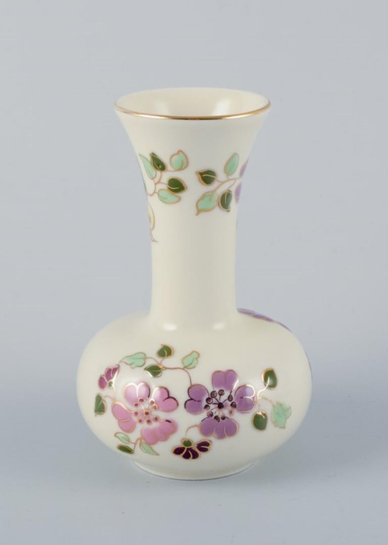 Hongrois Zsolnay, Hongrie, ensemble de quatre pièces en porcelaine. Trois vases et un petit plat en vente