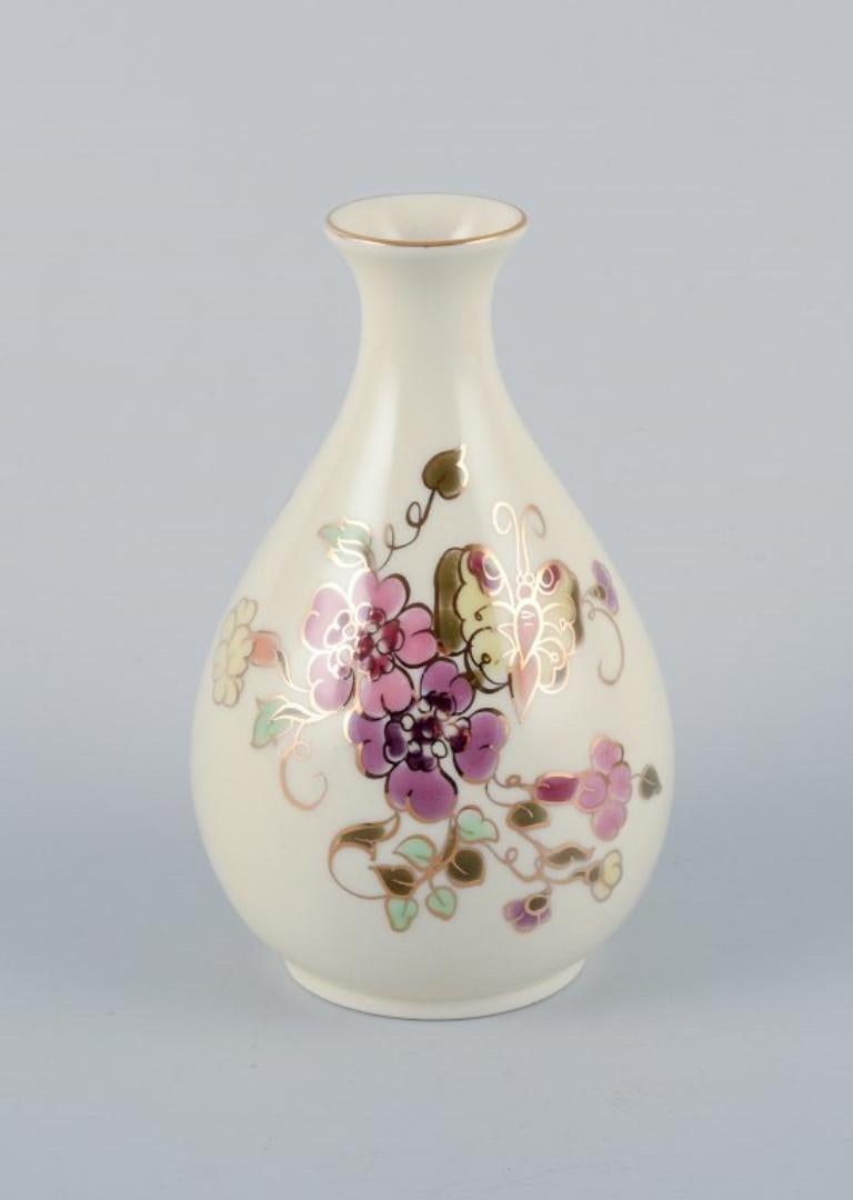Peint à la main Zsolnay, Hongrie, ensemble de quatre pièces en porcelaine. Trois vases et un petit plat en vente