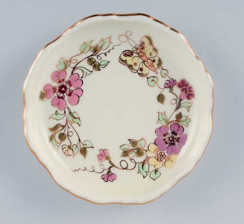 Porcelaine Zsolnay, Hongrie, ensemble de quatre pièces en porcelaine. Trois vases et un petit plat en vente