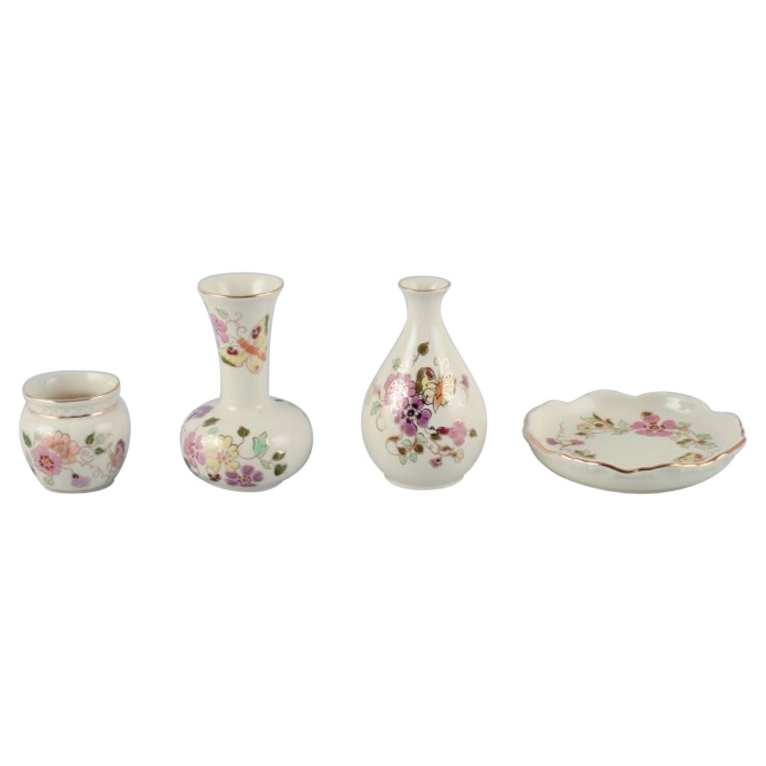 Zsolnay, Hongrie, ensemble de quatre pièces en porcelaine. Trois vases et un petit plat