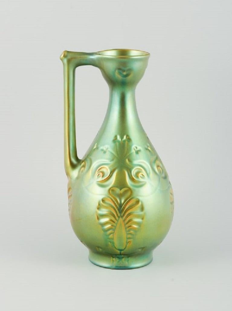 Zsolnay, Hungary. Large ceramic jug with eosin glaze modelled with foliage.
Mid-20th century.
In perfect condition.
Marked.
Measuring: H 30 x D 14.5 cm.