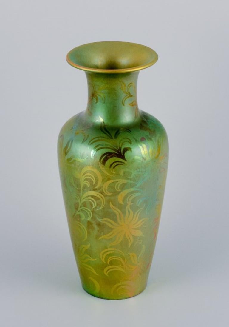 Zsolnay, Hungary. Large ceramic vase with eosin glaze.
Approximately from the 1930s.
Flower decoration.
Marked.
In excellent condition.
Dimensions: H 27.9 cm x D 11.5 cm.

