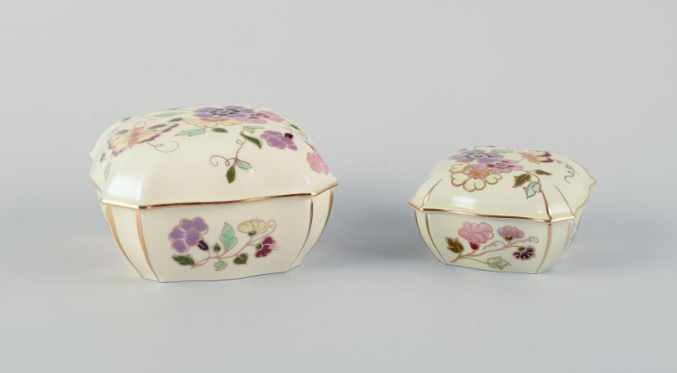 Zsolnay, Hungary, two lidded jars in porcelain hand-painted with flower motifs and insects on a cream-colored background.
Second half of the 20th century.
In perfect condition.
Small jar in second factory quality.
Large jar in first factory