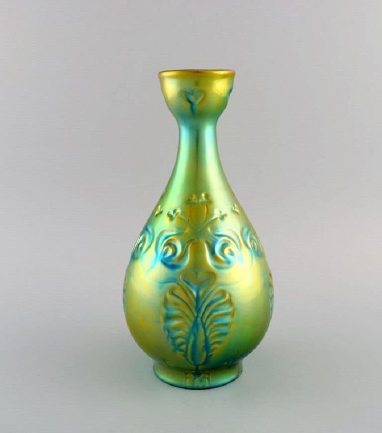 Zsolnay Krug aus glasierter Keramik, modelliert mit Blattwerk. 
Schöne Eosin-Glasur. 1960s.
Maße: 28 x 15,5 cm.
In ausgezeichnetem Zustand.
Gestempelt.