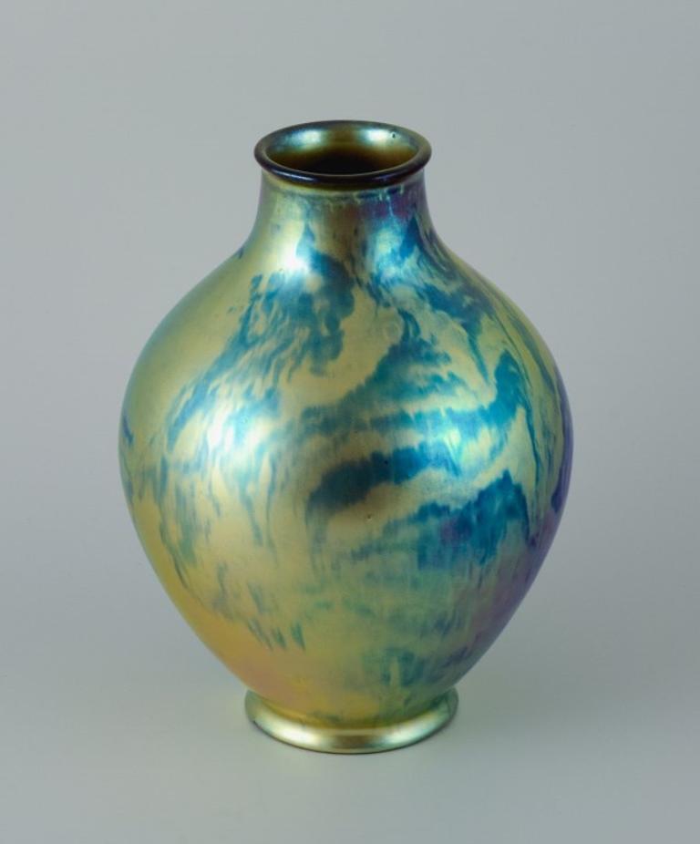 Zsolnay, große Keramikvase mit schöner eosin-Glasur.
Mitte des 20. Jahrhunderts.
Markiert.
Perfekter Zustand.
Abmessungen: H 27,0 x T 18,0 cm.
