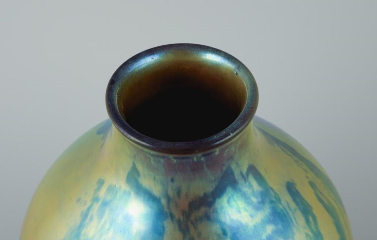 Zsolnay, große Keramikvase mit schöner eosin-Glasur. Mitte des 20. Jahrhunderts (Glasiert) im Angebot