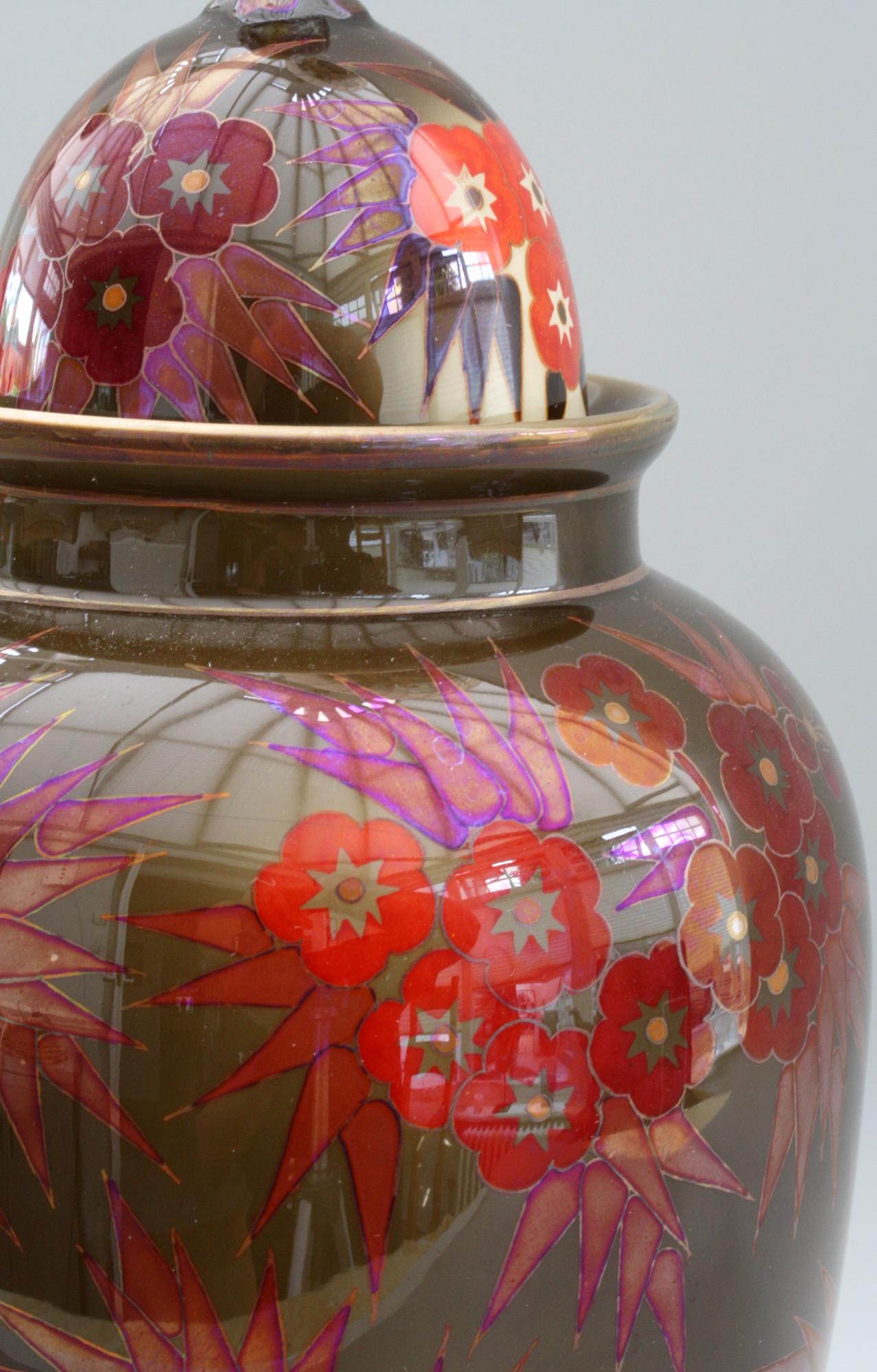 Zsolnay Vase à couvercle Art Déco de Pecs émaillé à l'éosine lustrée et décoré de fleurs 5