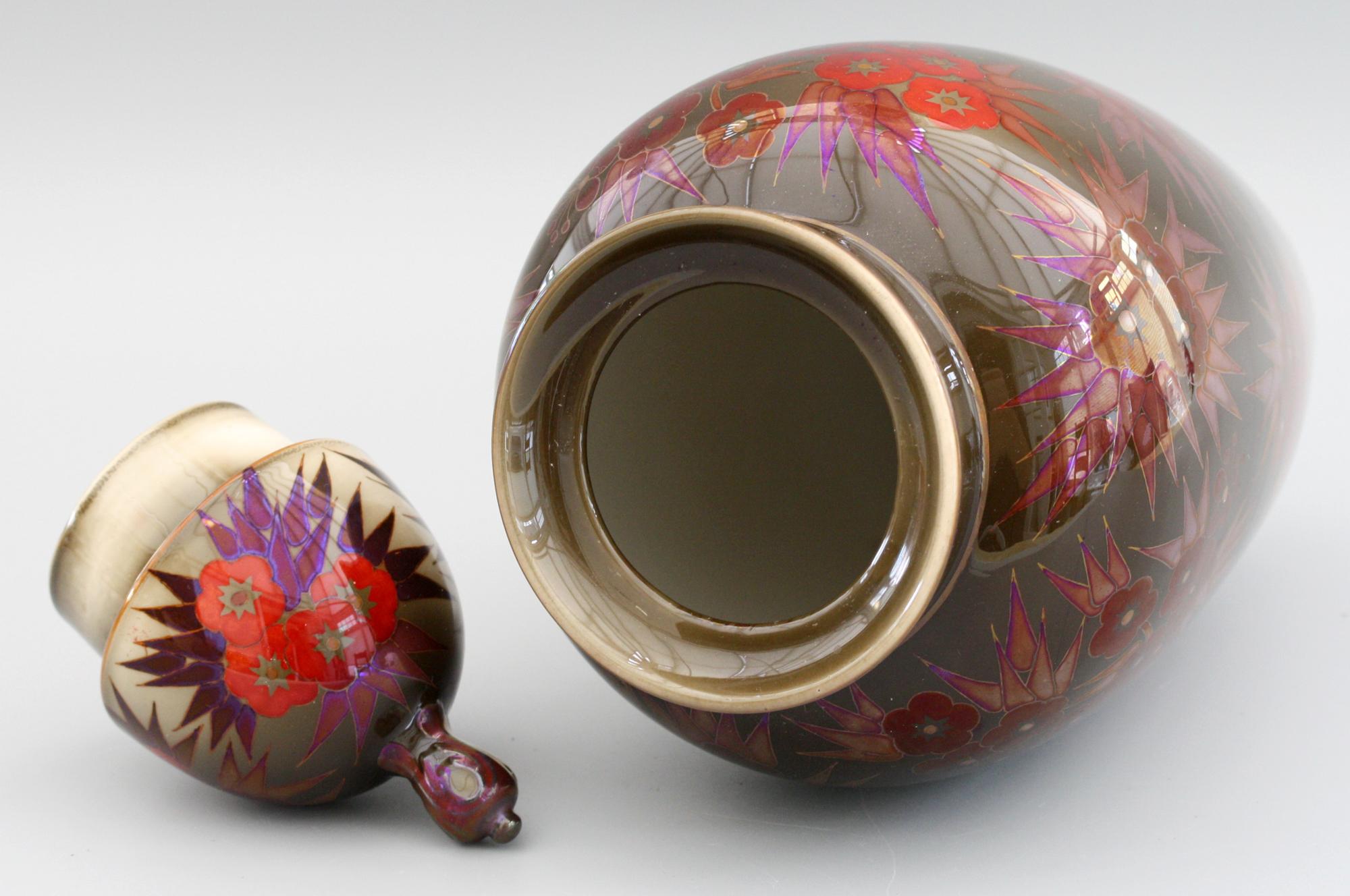 Un impressionnant vase à couvercle en glaçure Eosin de Zsolnay Pecs peint à la main avec des grappes florales datant d'environ 1930. Cet étonnant vase de forme bulbeuse, finement réalisé, présente un col court et arrondi avec un évidement et un