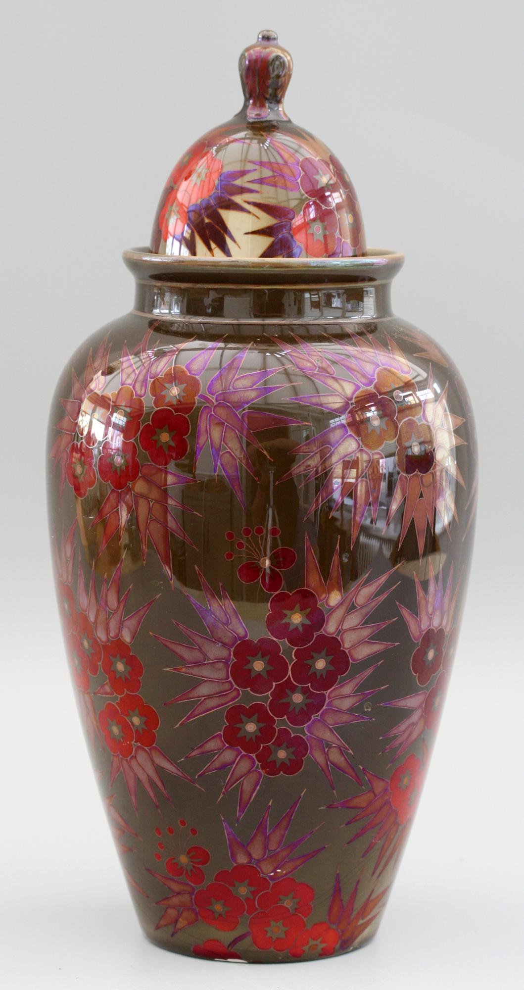 Zsolnay Vase à couvercle Art Déco de Pecs émaillé à l'éosine lustrée et décoré de fleurs 1