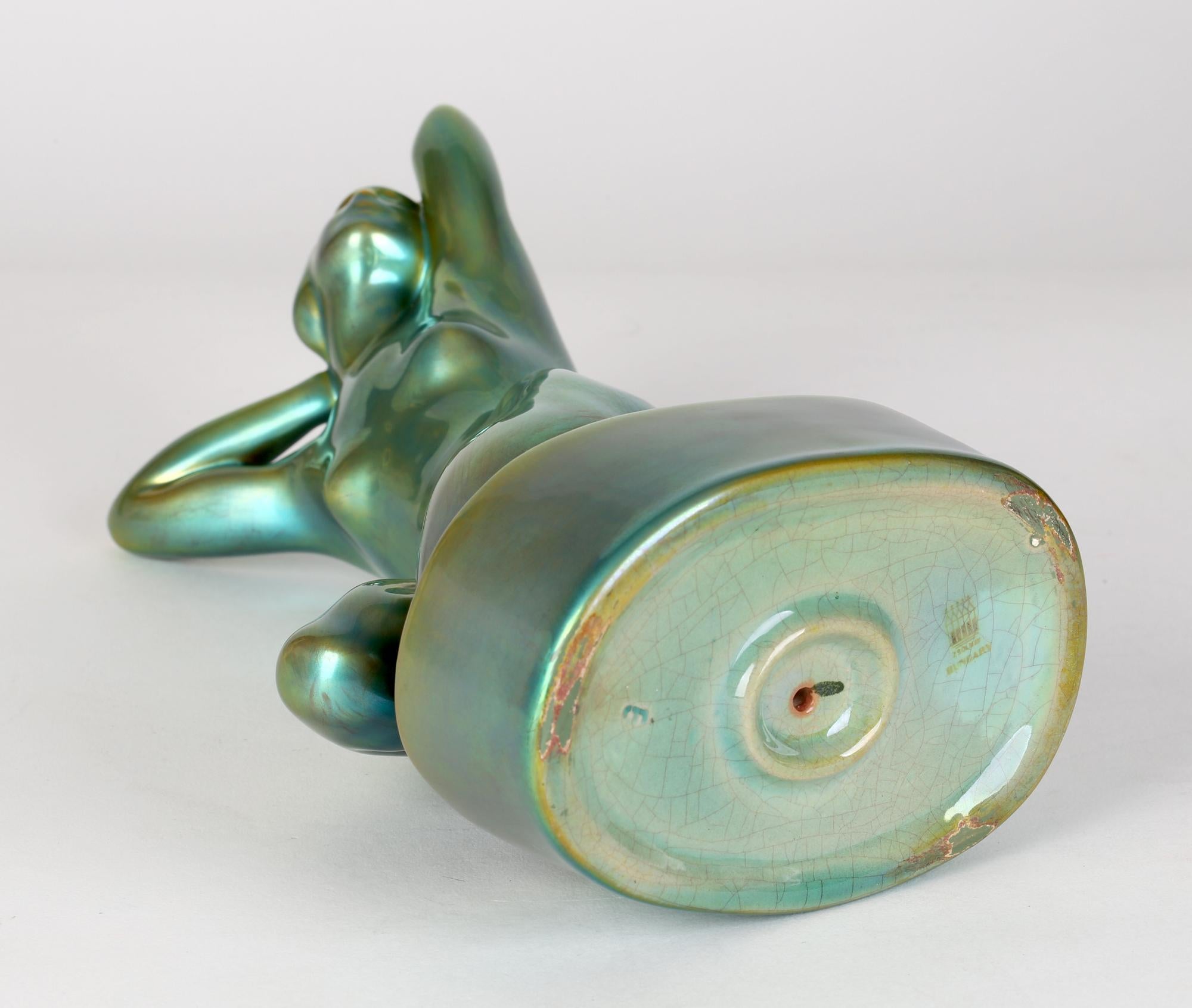 Zsolnay Pecs Art Deco Eosin Metallic Grün glasierte nackte Figur (Keramik) im Angebot