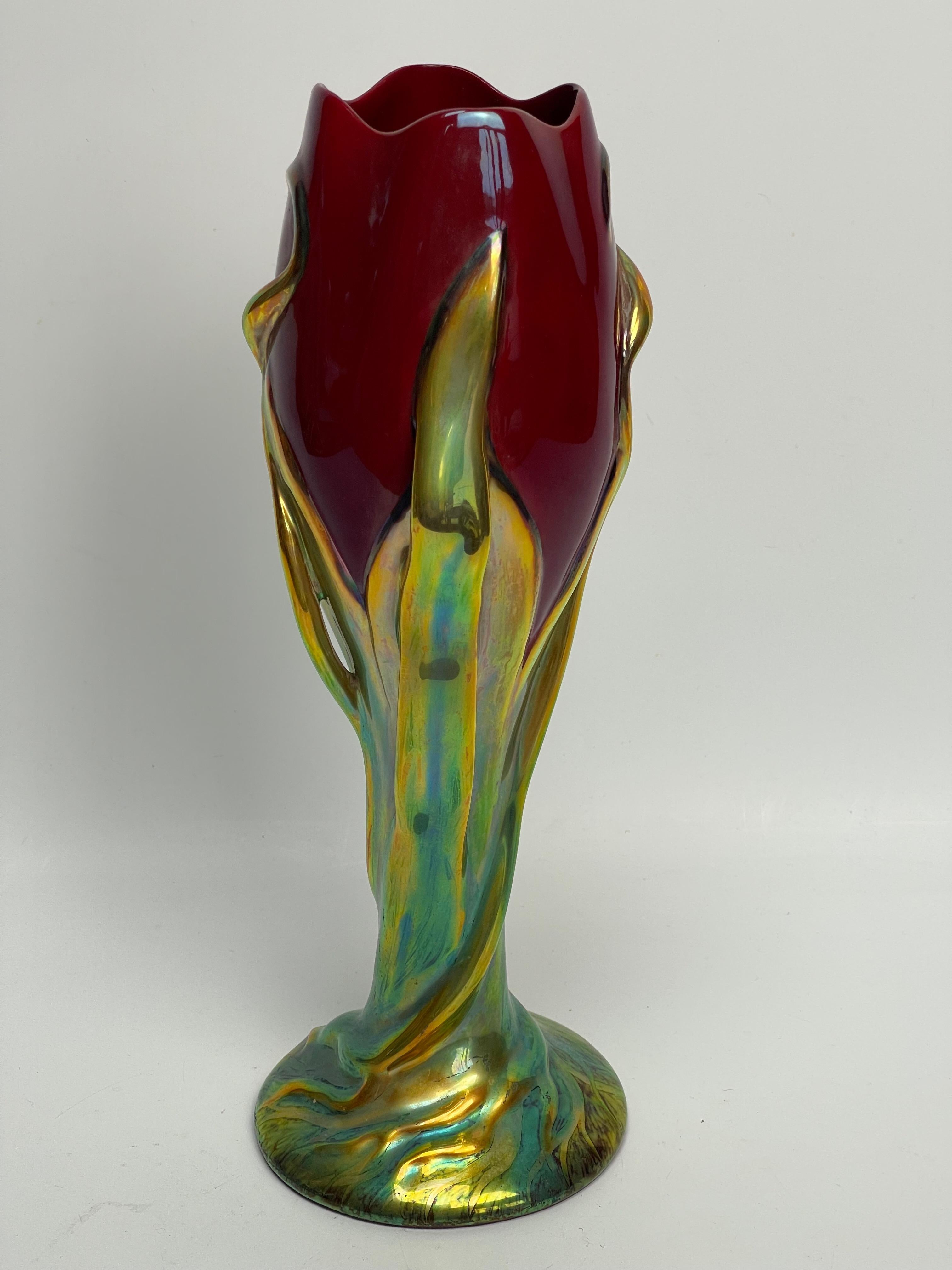 Vase tulipe de l'usine de Zsolnay. Réédition des années 80 par Mlle Eszter Jorok.
Numéroté 5495.
Vase de la série Tulipe de 1899.
Vase en parfait état, à noter un petit défaut de cuisson à l'intérieur d'une des feuilles en application. Voir sur