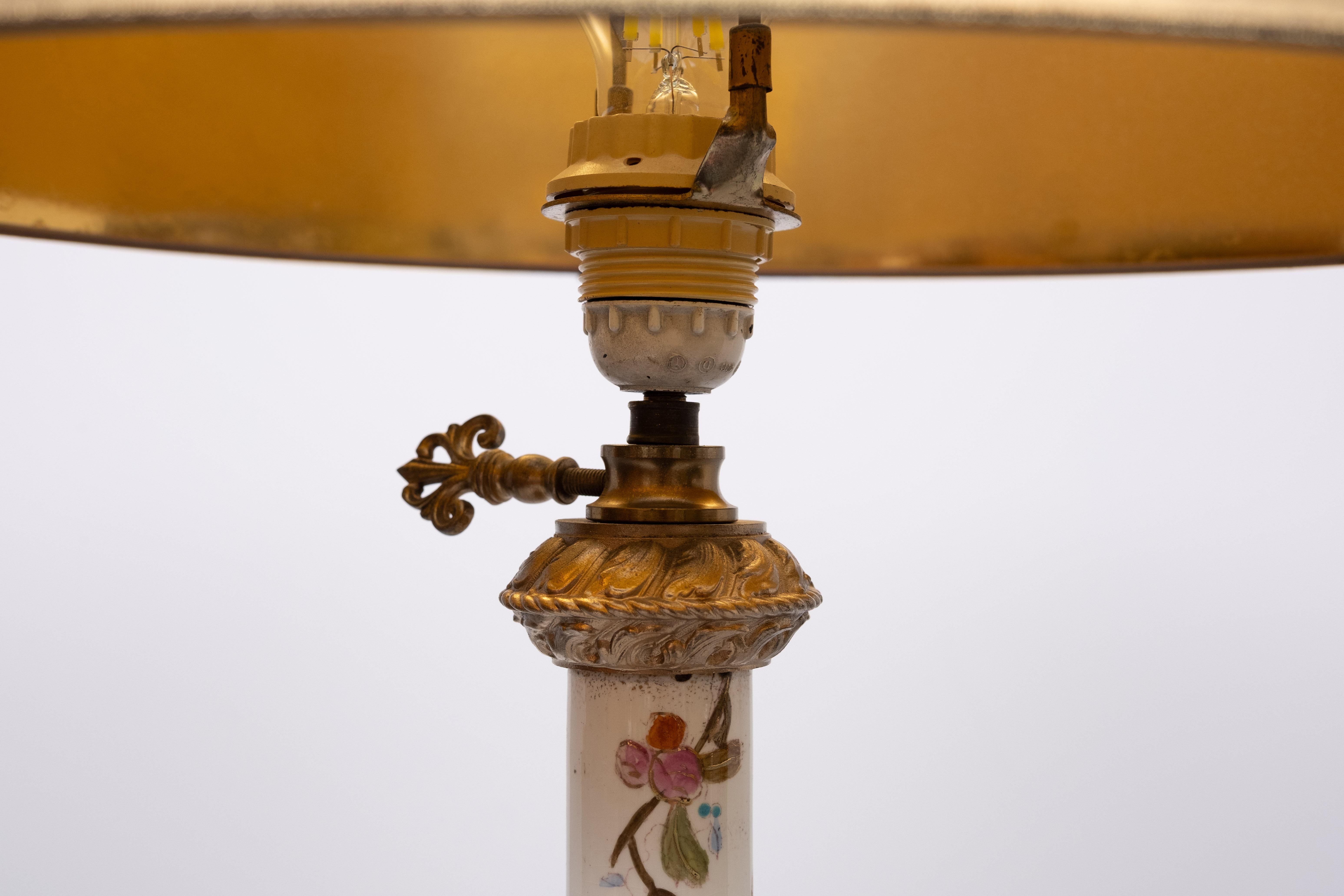 Vittoriano Lampada da terra in porcellana Zsolnay in metallo dorato  1870 ungherese in vendita