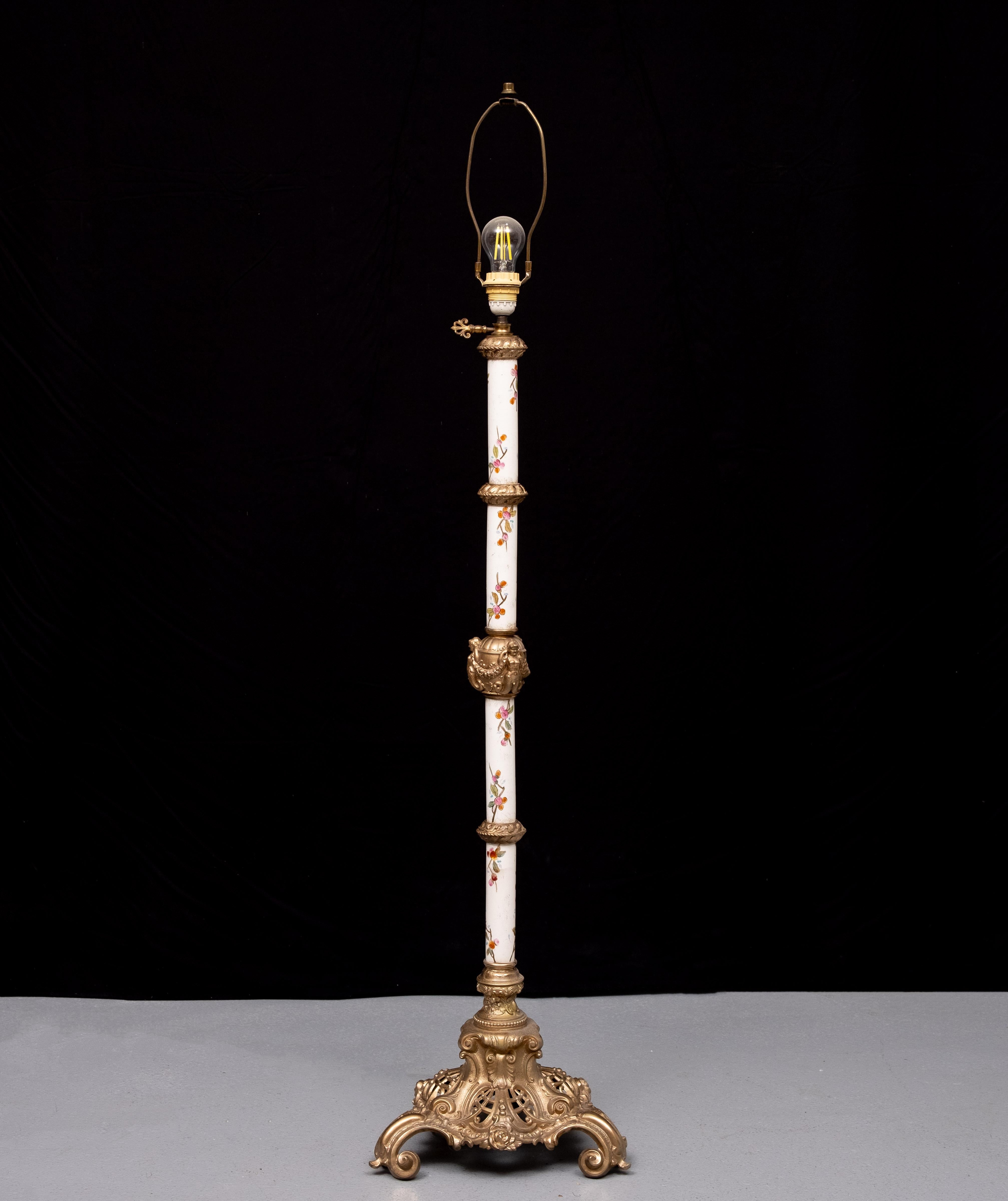 Fine XIX secolo Lampada da terra in porcellana Zsolnay in metallo dorato  1870 ungherese in vendita