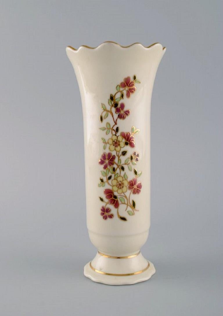 Vase Zsolnay en porcelaine de couleur crème avec des fleurs peintes à la main et une décoration dorée. Fin du 20e siècle.
Mesures : 20 x 9 cm.
En parfait état.
Estampillé.