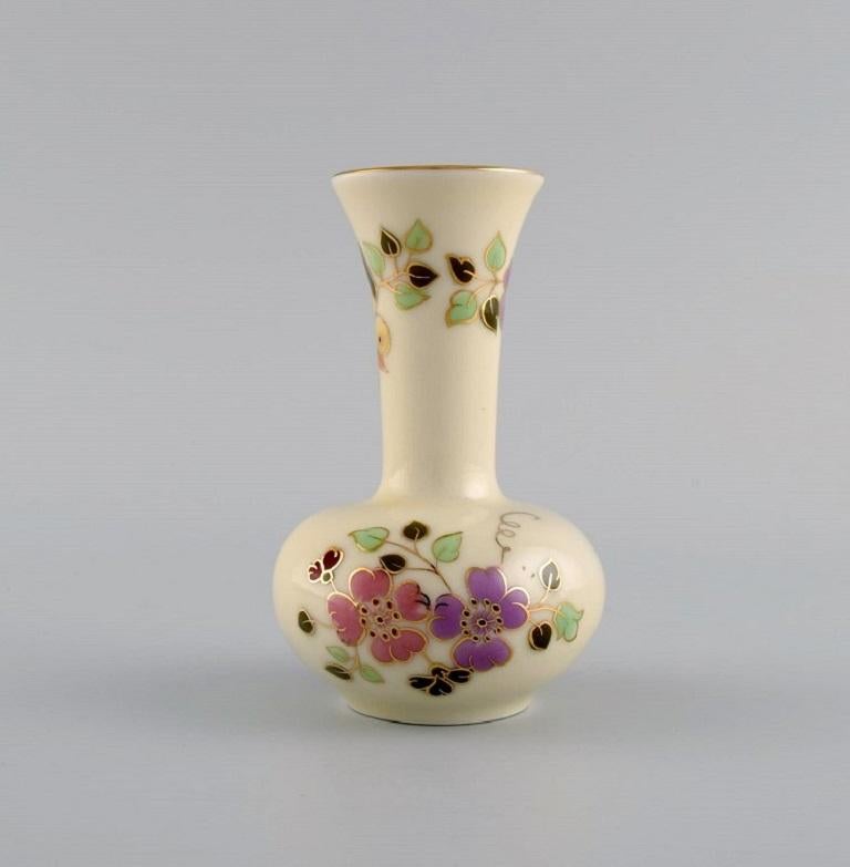 Zsolnay vase in cream-colored porcelain with hand-painted flowers, butterflies and gold decoration. Late 20th century.
Measures: 11.5 x 7.5 cm.
In excellent condition.
Stamped.