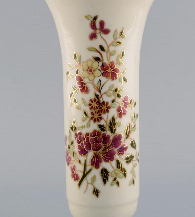 Zsolnay Vase in Cream-Colored Porcelain with Hand-Painted Flowers In Excellent Condition For Sale In Copenhagen, DK