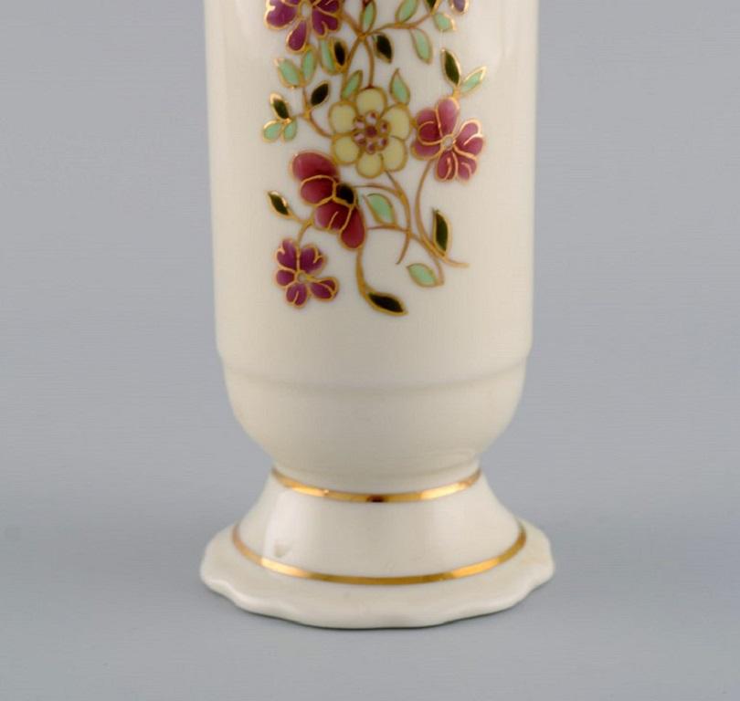 20ième siècle Vase Zsolnay en porcelaine de couleur crème avec fleurs peintes à la main en vente