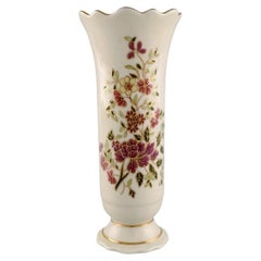 Zsolnay-Vase aus cremefarbenem Porzellan mit handbemalten Blumen