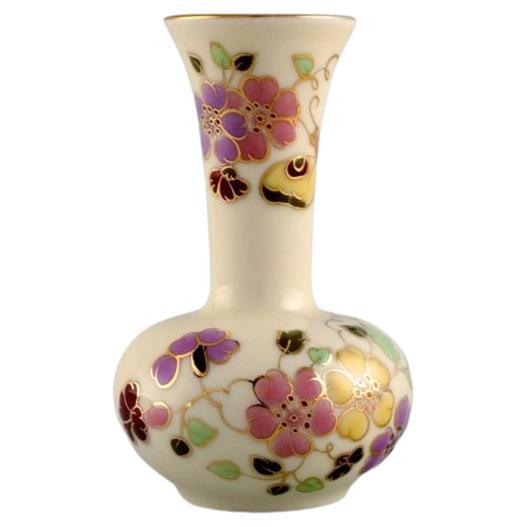 Zsolnay-Vase aus cremefarbenem, cremefarbenem Porzellan mit handbemalten Blumen