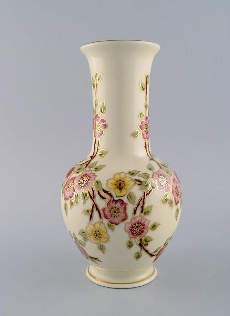 Zsolnay vase in cream-coloured porcelain with hand-painted flowers and gold decoration. Late 20th century.
Measures: 26 x 14 cm.
In excellent condition.
Stamped.