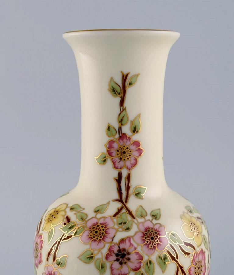 Hongrois Vase Zsolnay en porcelaine de couleur crème avec fleurs peintes à la main en vente