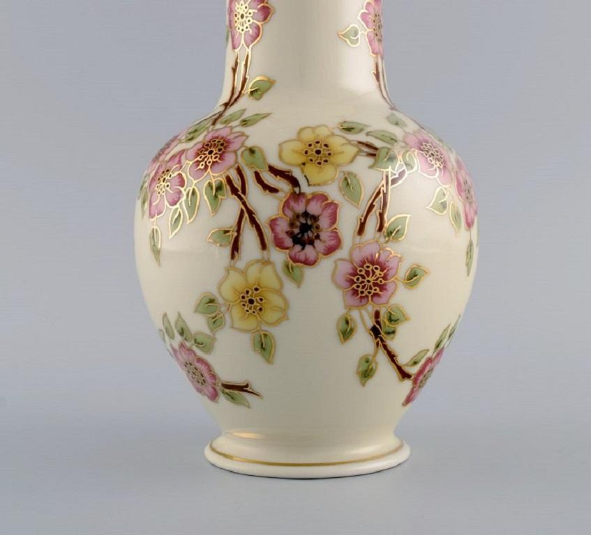Zsolnay Vase in Cream-Coloured Porcelain with Hand-Painted Flowers In Excellent Condition For Sale In Copenhagen, DK