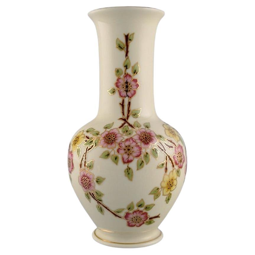 Zsolnay-Vase aus cremefarbenem, glasiertem Porzellan mit handbemalten Blumen