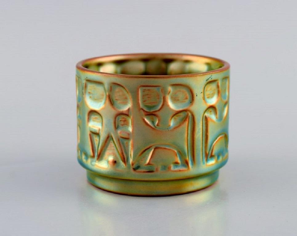 Vaso Zsolnay in ceramica smaltata modellato con persone che danzano. 
Bellissima smaltatura all'eosina. Metà del XX secolo.
Misure: 8 x 6 cm.
In ottime condizioni.
Timbrato.