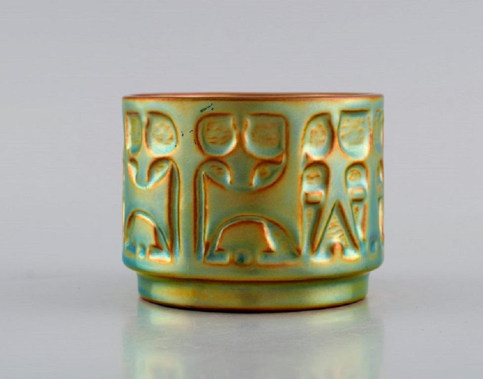 Mid-Century moderno Vaso Zsolnay in ceramica smaltata modellato con persone che ballano in vendita