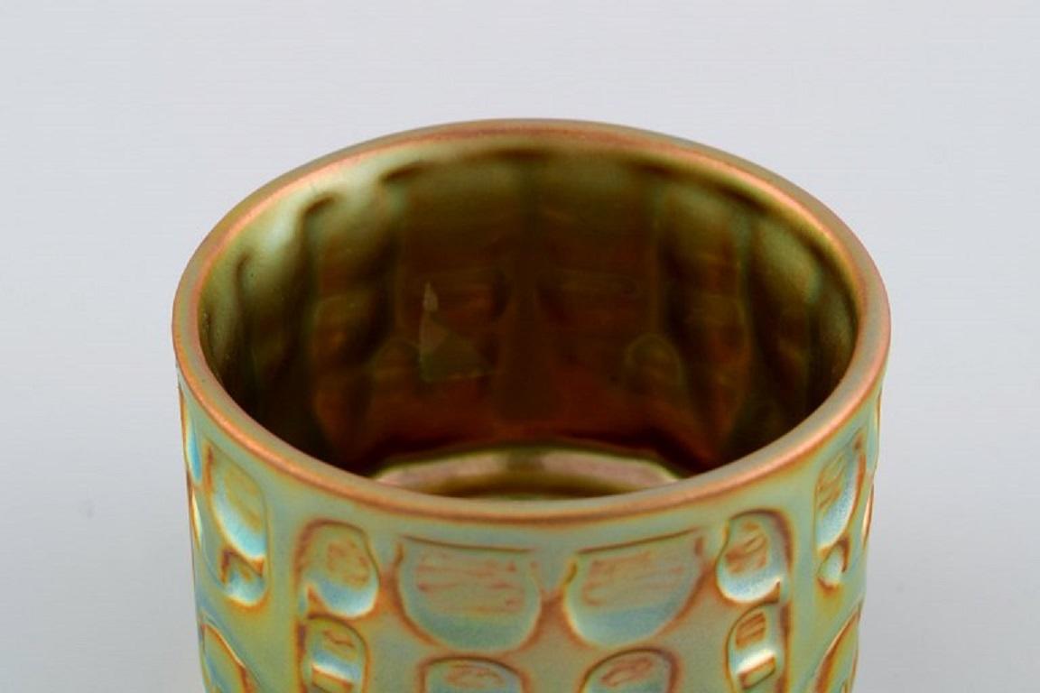 Smaltato Vaso Zsolnay in ceramica smaltata modellato con persone che ballano in vendita