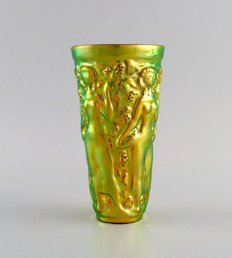 Vase Zsolnay en céramique émaillée représentant des femmes cueillant des raisins. 
De beaux verres lustrés. Fin du 20e siècle.
Mesures : 16.5 x 9 cm.
En parfait état.
Estampillé.