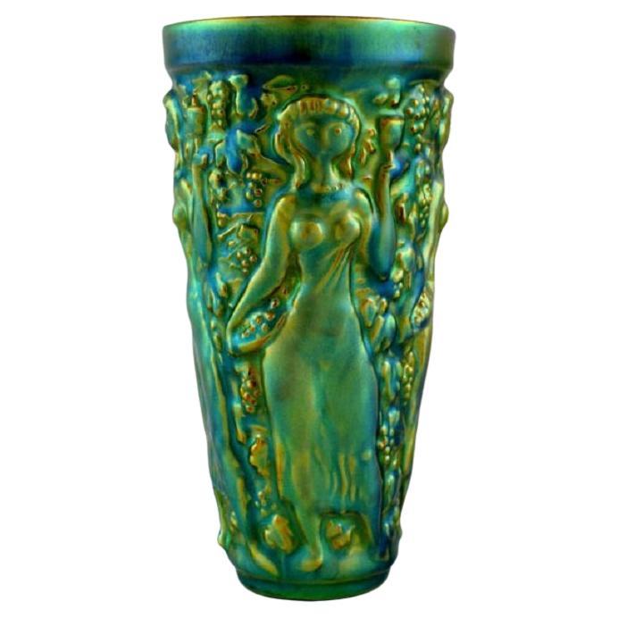 Zsolnay-Vase aus glasierter Keramik, Modelliert mit Frauen, die Trauben picken