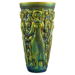 Zsolnay-Vase aus glasierter Keramik, Modelliert mit Frauen, die Trauben pflücken