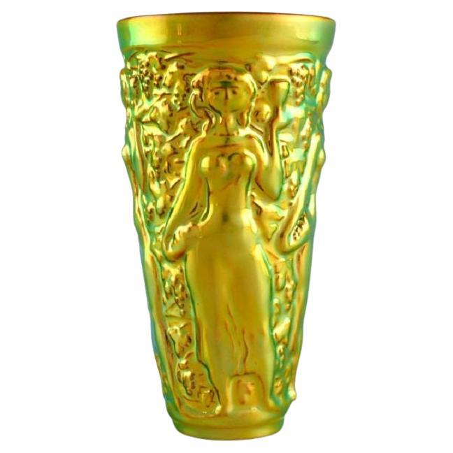 Zsolnay-Vase aus glasierter Keramik, Modelliert mit Frauen, die Trauben pflücken
