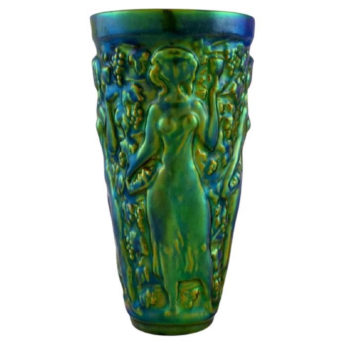 Zsolnay-Vase aus glasierter Keramik mit Frauen, die Trauben pflücken, Mitte des 20. Jahrhunderts