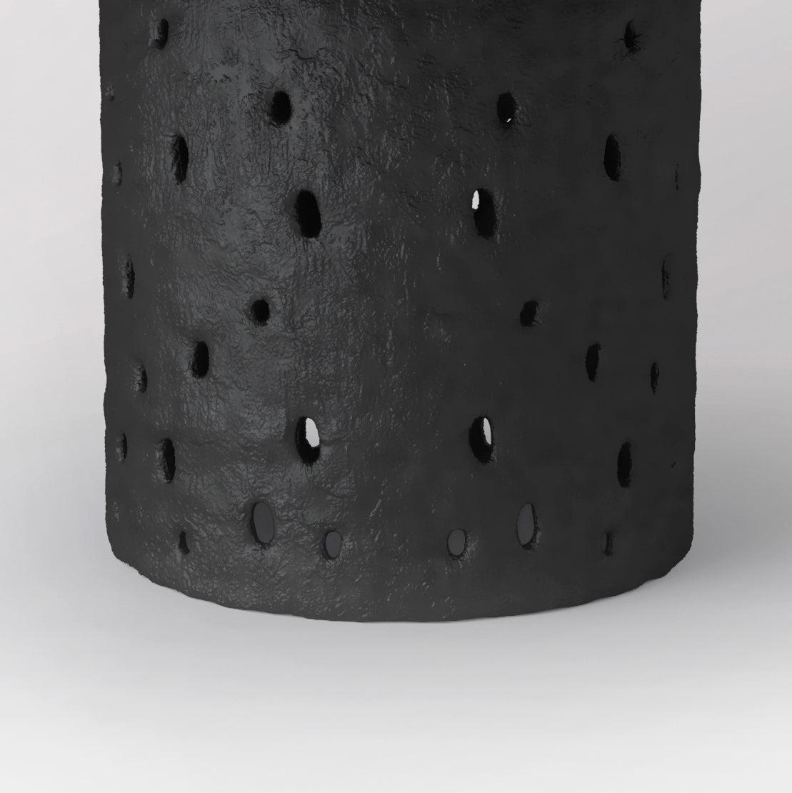 TISTA Tisch - das Bein, handgeformt aus dem gleichnamigen MATERIAL von FAINA - ZTISTA, einer nachhaltigen Mischung aus Ton, Heu und anderen recycelten Materialien, die eines Tages in die Natur zurückkehren soll. 
Bei ZTISTA geht es um Taktilität,