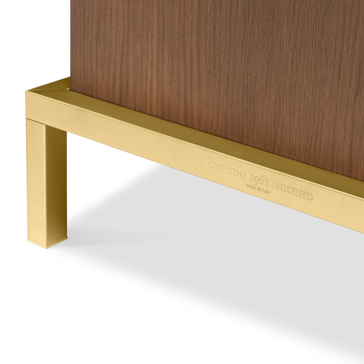 An exceptional combination of refined materials, this elegant cabinet showcases a clean and essential design of Japanese inspiration. Highly geometrical, it features an oak wood structure featuring three doors, enriched with two square handles on