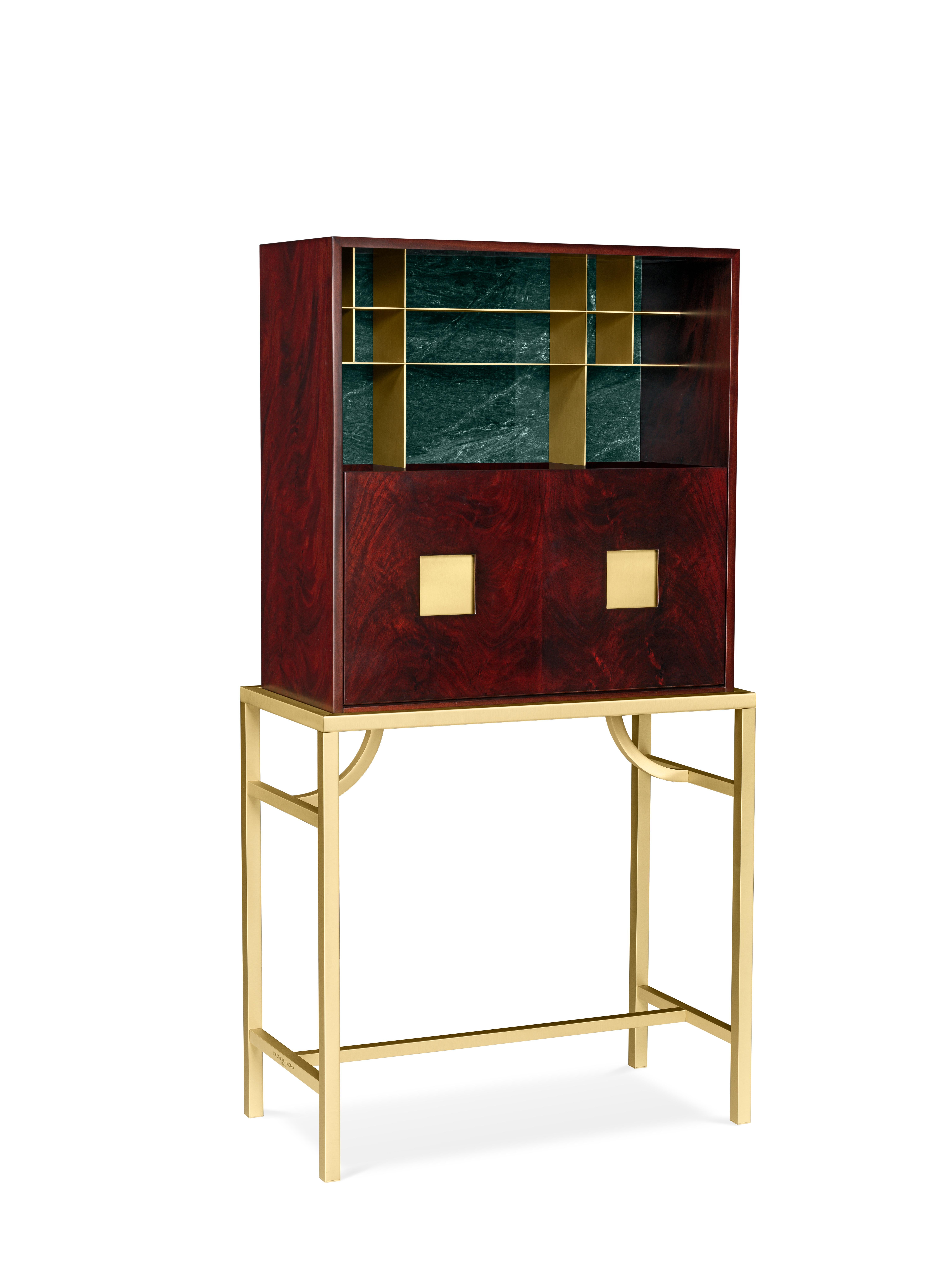 Elegant cabinet with essential lines of Japanese flavor. The slender structure in essence is opposed by four slim legs in gilded metal. Zuan is recognizable by the detail of the support, a quarter of a circle with great aesthetic and functionality,