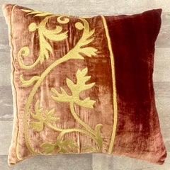Cuscino in piuma di velluto rosso invecchiato con ricamo in oro di Zuber #1